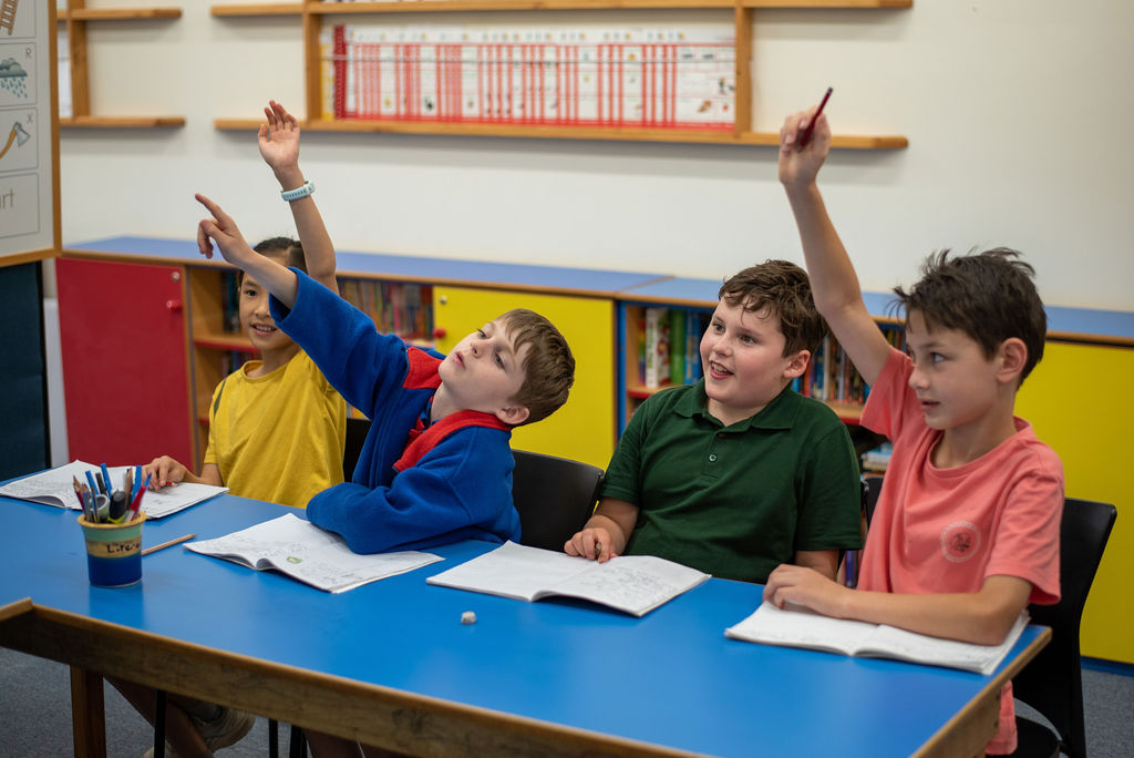 literacy-circle- Class-with-hands-up