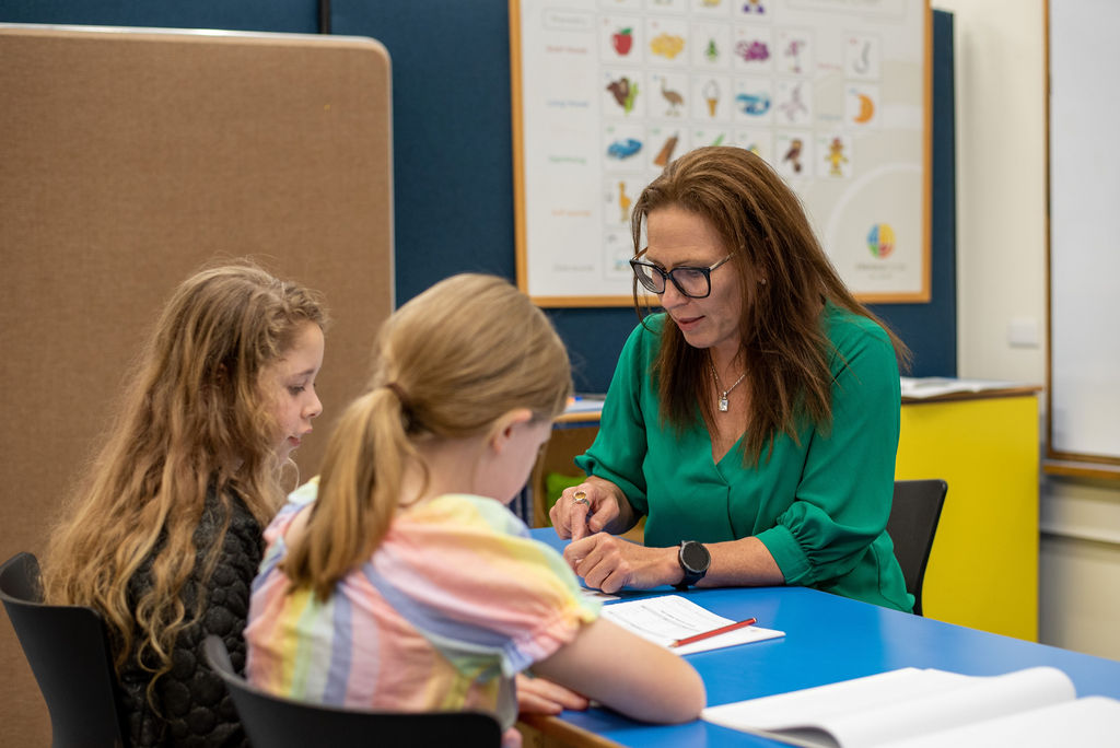 literacy-circlet-eacher-with-girls